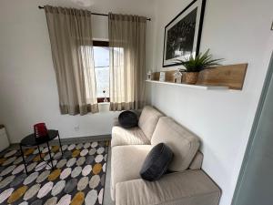 sala de estar con sofá y ventana en Ferienwohnung Varuswald, en Tholey