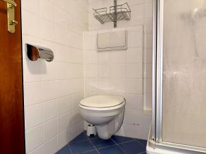 y baño pequeño con aseo y ducha. en Central - 30 m² - Next to Augarten, en Viena