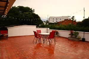 a patio with a table and chairs on a balcony at Babilla Suites in Cali