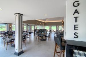 Restaurace v ubytování Cheyenne Mountain Resort, a Destination by Hyatt Hotels