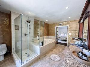 Salle de bains dans l'établissement Elegant 6-Bedroom Haven in LA -ENC
