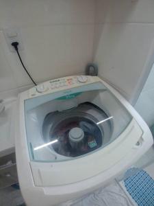 una lavadora en la esquina de una habitación en AP Novo, Cama Queen Size Nova no Centro de Blu, en Blumenau