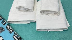 a group of towels sitting on top of a table at Loft São João Exclusive in São João da Boa Vista +34 photos