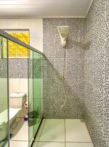Phòng tắm tại Chacara com churrasqueira em Saquarema RJ