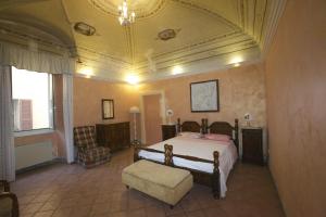 タルクイーニアにあるLa Casa di Mammaの格天井のベッドルーム1室(ベッド1台付)
