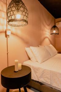 una camera con letto e tavolo con candela di Hotel Casa de Hadas a Minca
