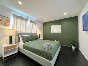 Postel nebo postele na pokoji v ubytování 2BR Suite in the Heart of Hollywood -BR5