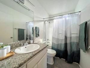 Koupelna v ubytování 2BR Suite in the Heart of Hollywood -BR5