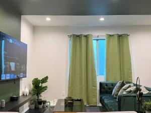 TV a/nebo společenská místnost v ubytování 2BR Suite in the Heart of Hollywood -BR5
