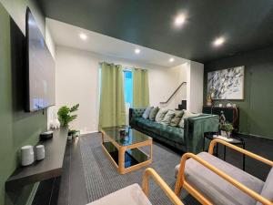 TV a/nebo společenská místnost v ubytování 2BR Suite in the Heart of Hollywood -BR5