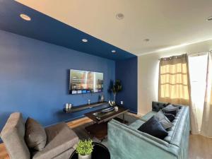 Sala de estar azul con 2 sofás y mesa en Trendy 2BR Near Hollywood Hotspots - BR9 en Los Ángeles