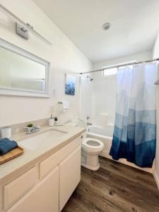 een witte badkamer met een toilet en een wastafel bij Trendy 2BR Near Hollywood Hotspots - BR9 in Los Angeles