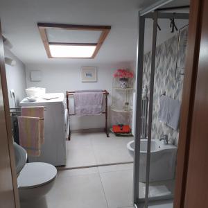 ein Badezimmer mit einem Waschbecken, einem WC und einer Badewanne in der Unterkunft Rua dell'arco n.11 in Ascoli Piceno