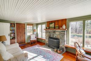 ein Wohnzimmer mit einem Sofa und einem Kamin in der Unterkunft Cozy Berkshires Cottage with 11 Private Acres! in Lee