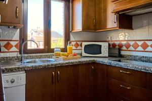 uma cozinha com um lavatório e um micro-ondas em Casa Rural Vistaluque em Luque