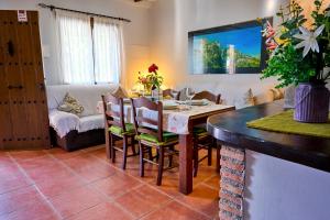 eine Küche und ein Esszimmer mit einem Tisch und Stühlen in der Unterkunft Casa Rural Vistaluque in Luque