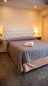 Schlafzimmer mit einem großen Bett mit einem weißen Kopfteil in der Unterkunft Departamentos Sol y Arena in San Clemente del Tuyú