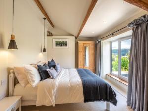 1 dormitorio con cama y ventana grande en 4 bed in Crickhowell 85242, en Crickhowell