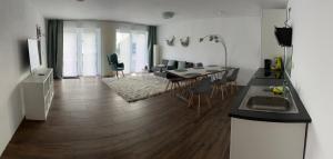 cocina y sala de estar con mesa y sillas en Eifeltraum, en Blankenheim