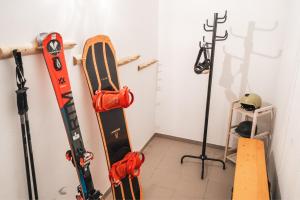 a room with two snowboards on a wall at ALPSTAY "Eulennest" - Garten, Gondelnähe & Netflix in Bad Kleinkirchheim