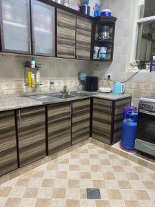 una cucina con lavandino e piano di lavoro di One bedroom apartment in Jimi a Al Ain