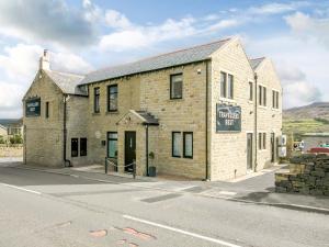 an old brick building on the side of a street at 2 Bed in Holmfirth 82193 in Meltham