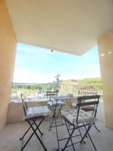 Balcó o terrassa a L'Escapade : Charmant T2 -Parking gratuit, piscine, wifi, clim