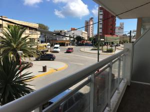 einen Balkon mit Blick auf eine Stadtstraße in der Unterkunft Departamentos Sol y Arena in San Clemente del Tuyú