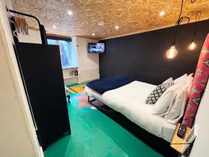 um quarto com uma cama e um piso verde em Fern Studio 1 Bedroom Apartment em Llangollen