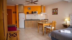 eine Küche und ein Esszimmer mit einem Tisch und einem Kühlschrank in der Unterkunft Departamentos Sol y Arena in San Clemente del Tuyú