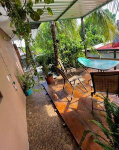 une terrasse avec une table, des chaises et des plantes dans l'établissement Casa Guiba 3 Puerto Escondido, à Puerto Escondido