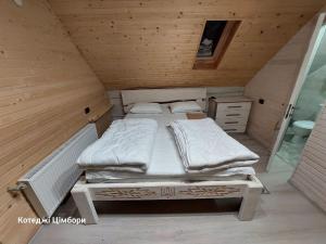 Postel nebo postele na pokoji v ubytování Котеджі Цімбори