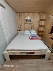 Postel nebo postele na pokoji v ubytování Котеджі Цімбори