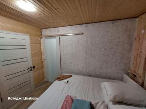 Postel nebo postele na pokoji v ubytování Котеджі Цімбори