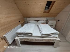 Postel nebo postele na pokoji v ubytování Котеджі Цімбори