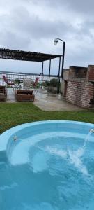 una gran piscina azul con vistas al océano en Casa vista al Rio Parana Vuelta de Obligado en San Pedro