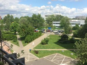 a view of a park with trees and a parking lot at Apartament,Nowe Miasto 2pokoje, 4osoby, miejsce parkingowe,ogród zimowy in Poznań