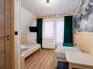 マウェ・チヘにあるPokoje Andrzej i Krystyna Lukaszczykのベッドルーム1室(ベッド2台、テーブル付)