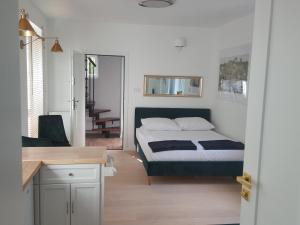 A bed or beds in a room at APARTAMENTY ZIELONY KAMELEON