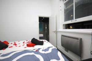 a bedroom with a bed and a television in it at Chic Flat in Oxford Circus in London