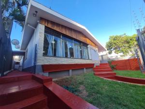 una casa con una escalera que conduce a una ventana en Quartos centro de londrina Ar condicionado, en Londrina