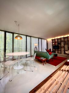 een woonkamer met een tafel en stoelen en een bank bij Escala83 Apartamentos in Mendoza