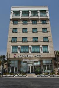 埃尔比勒埃森纳帕酒店的一座大型建筑,设有公寓大楼的入口