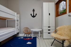 1 dormitorio con literas, mesa y silla en Captain's Lounge - Bungalow XL, en Westerland
