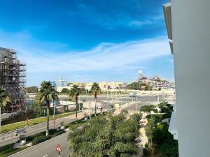 uma vista para uma rua com palmeiras e uma estrada em Spacious Studio in Yas Island 113A1 em Abu Dhabi