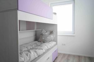 Llit o llits en una habitació de Former Berlin Wall high-end kitchen 3 bedroom apartment