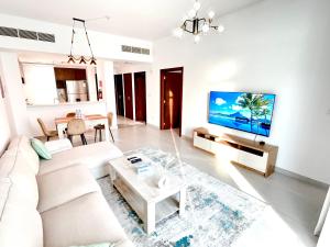 Televisi dan/atau pusat hiburan di 1 Bed Near Zabeel-Park Shiekh Zayed Rd world-Trade center