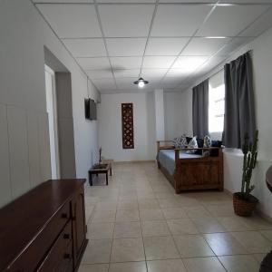 1 dormitorio con 1 cama y 1 mesa en una habitación en Departamento del Centro in 