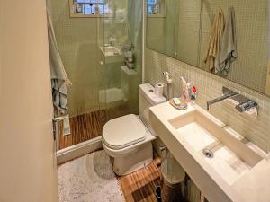y baño con aseo blanco y lavamanos. en Hostel Pluto, en Río de Janeiro
