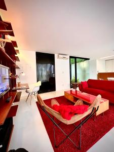 een woonkamer met een rode bank en een rood tapijt bij Escala83 Apartamentos in Mendoza